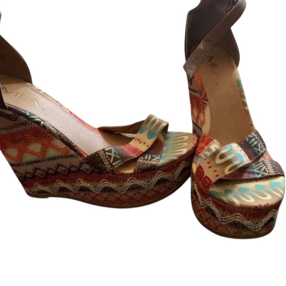 MIA Reeba Womens Tan Mayan Fabric Platform Wedges